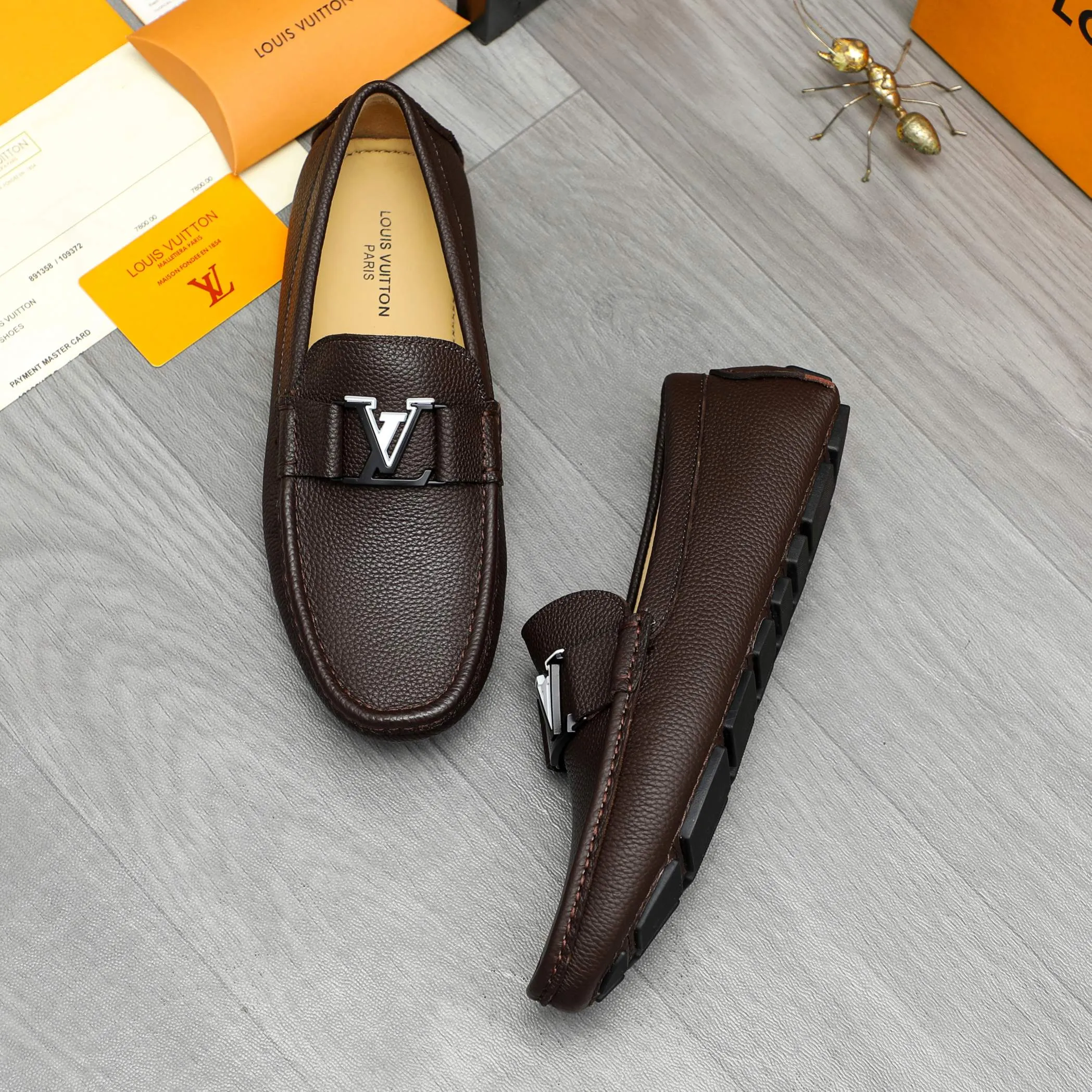 Men's shoes 💰420 Product trademark: LV "Louis Vuitton" casual slip-on shoes Regular size: 38-46 (45.46 custom-made, non-returnable) Product materials: Selected pebbled cowhide upper, sheepskin lining, original rubber outsole